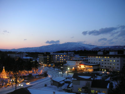 夕暮れの川湯温泉街