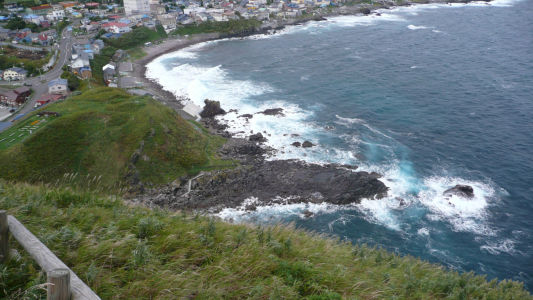 頂上から見たペシ岬海岸